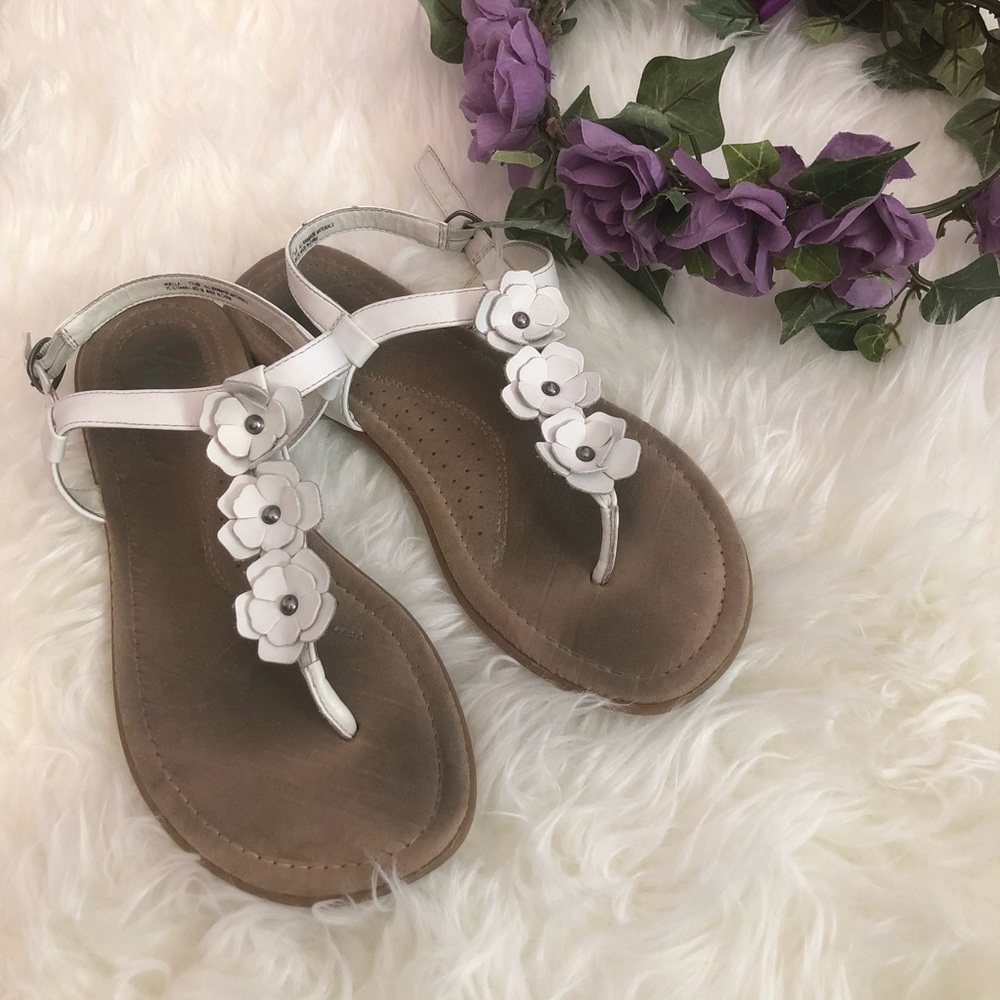 🎀 2 FOR $20 🎀 White Floral Sandals Yuu
